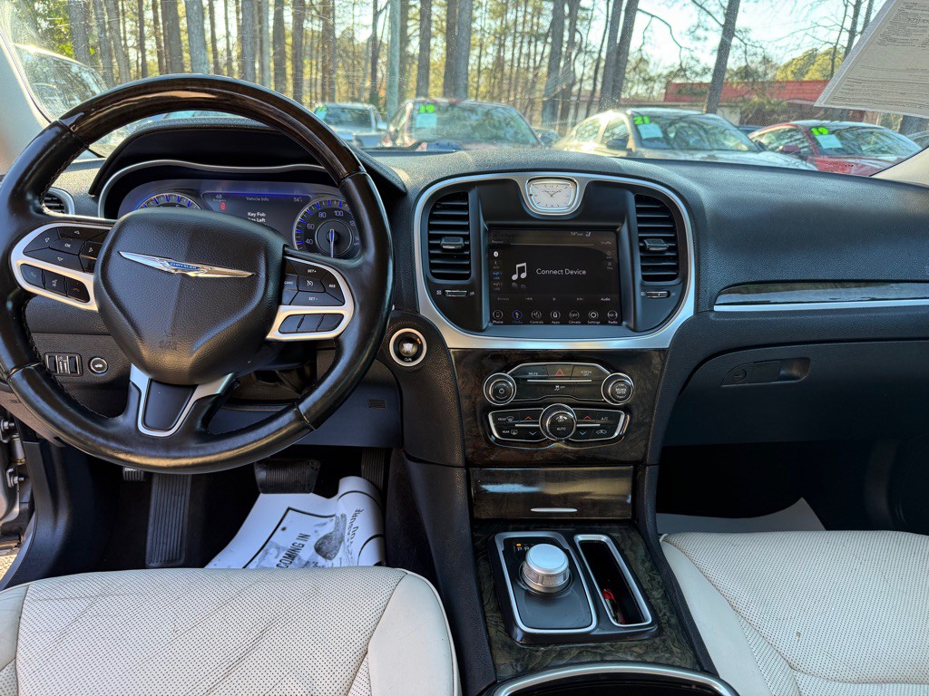 2018 Chrysler 300 Image 31
