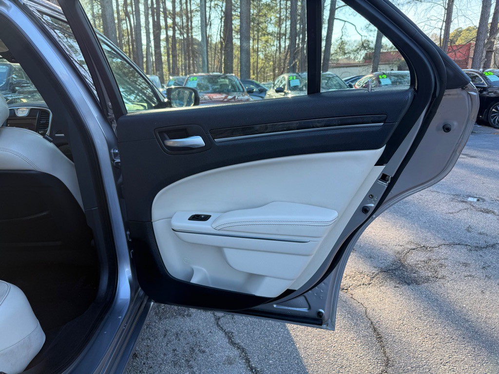 2018 Chrysler 300 Image 33