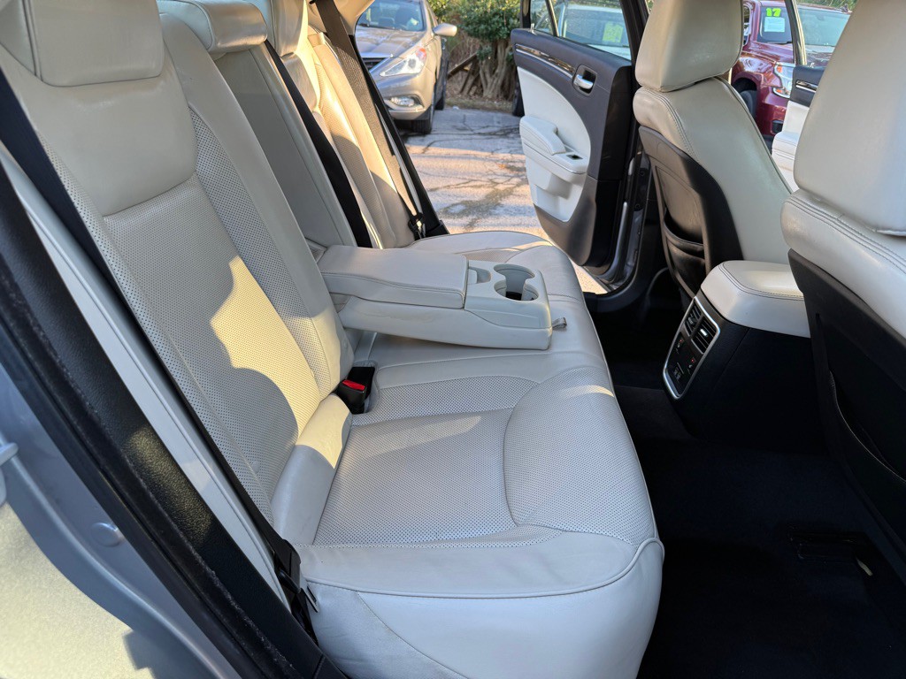2018 Chrysler 300 Image 34