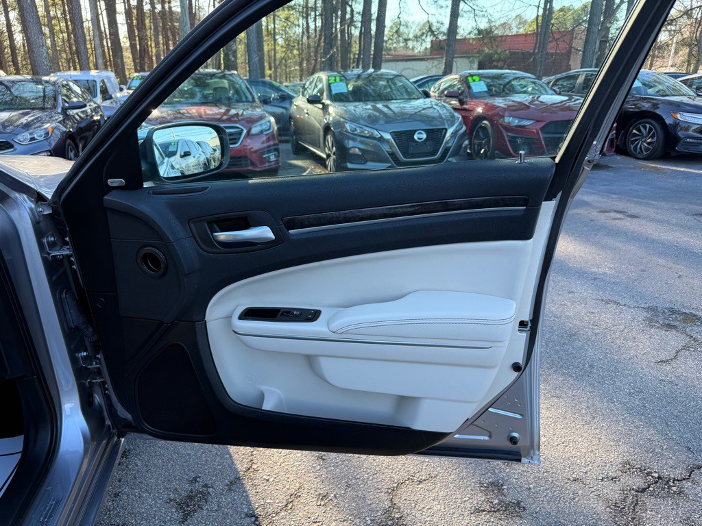 2018 Chrysler 300 Image 35