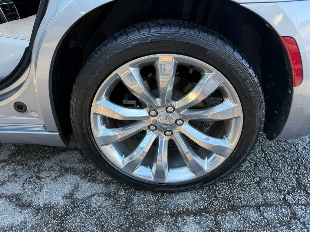 2018 Chrysler 300 Image 38