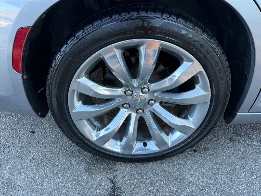 2018 Chrysler 300 Image 39