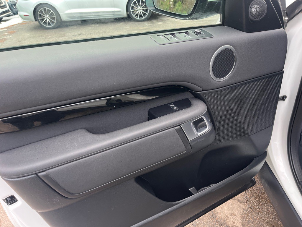 2020 Land Rover Discovery Image 12