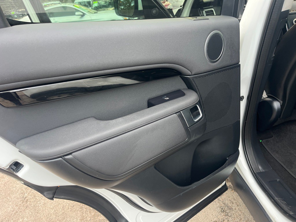 2020 Land Rover Discovery Image 13