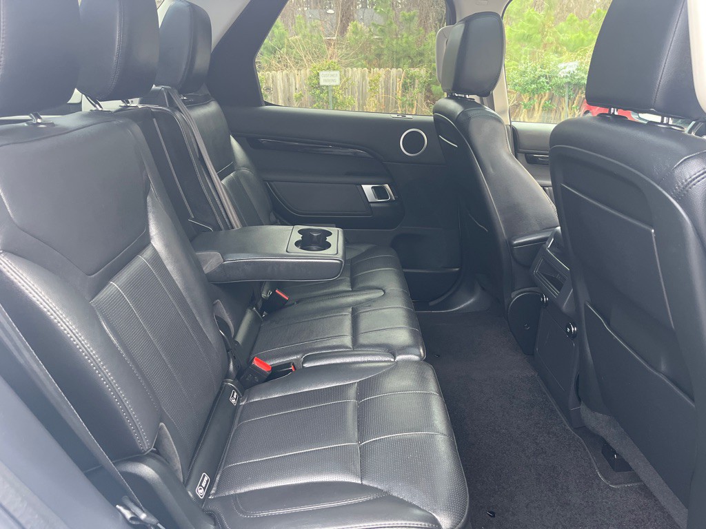 2020 Land Rover Discovery Image 32