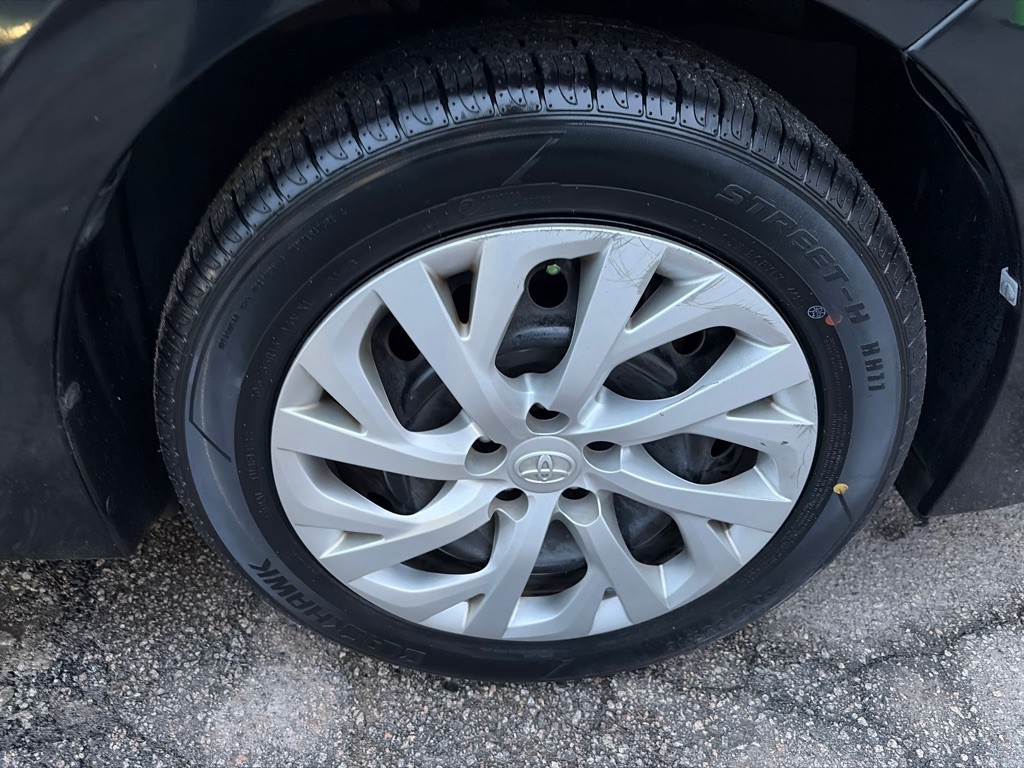 2017 Toyota Corolla Image 32