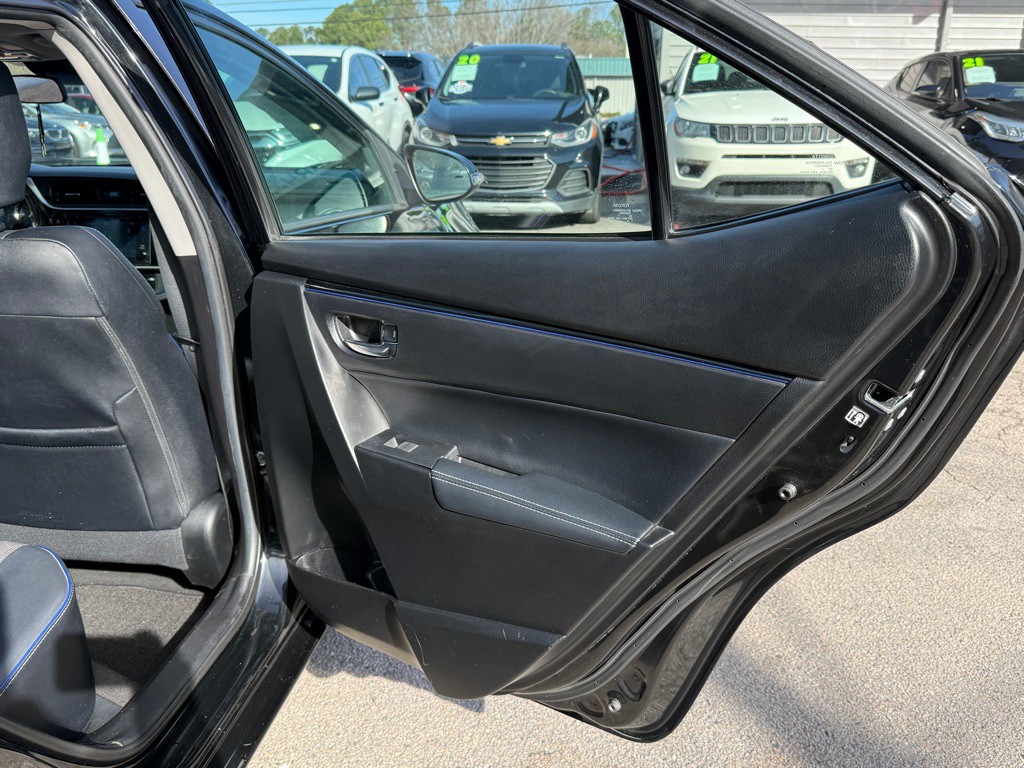 2017 Toyota Corolla Image 32