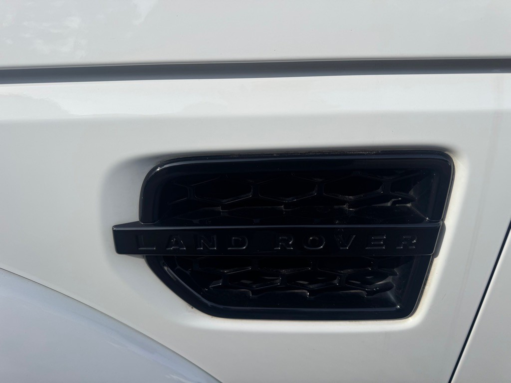 2015 Land Rover LR4 Image 11