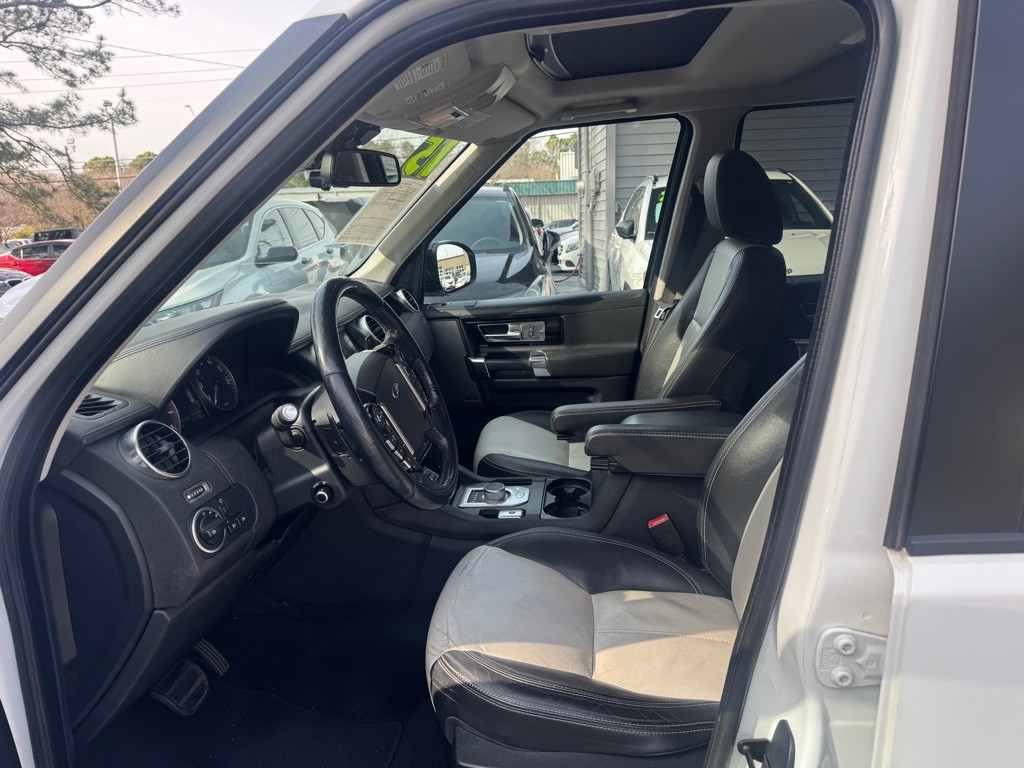 2015 Land Rover LR4 Image 17