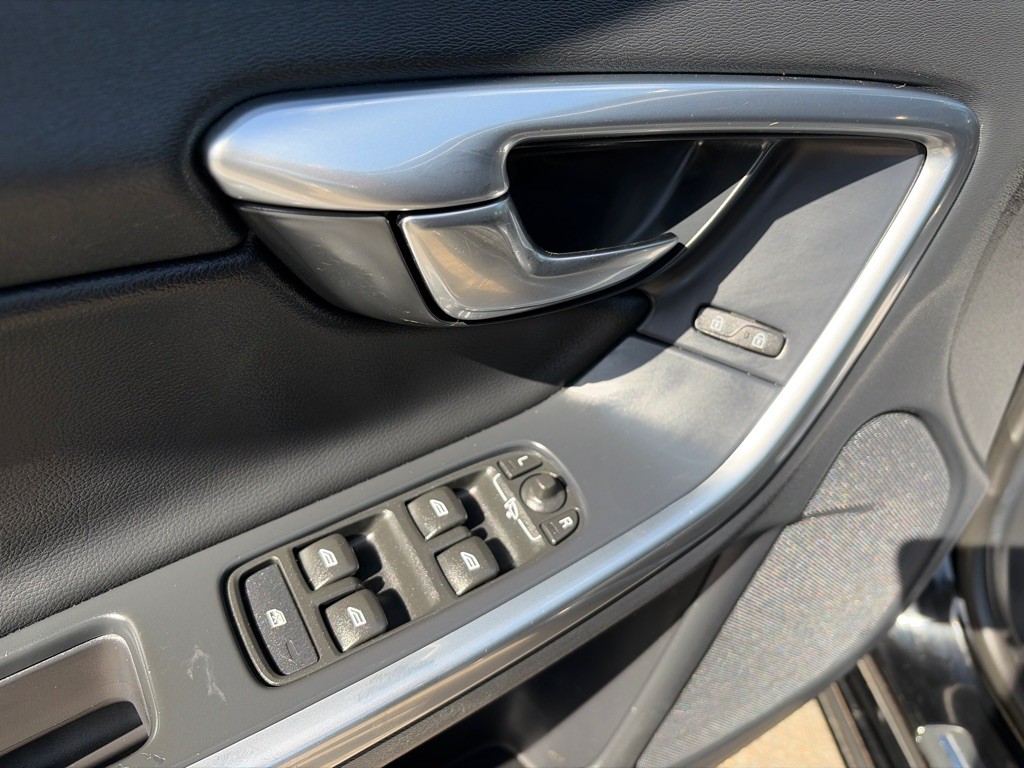 2015 Volvo V60 Image 12