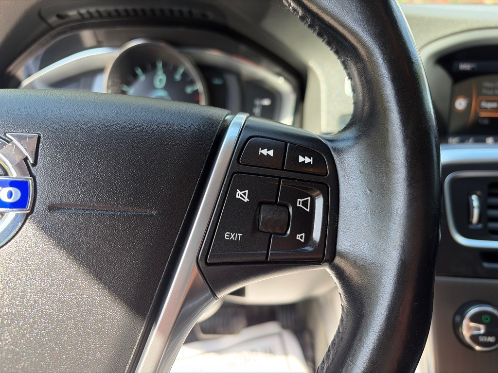 2015 Volvo V60 Image 16