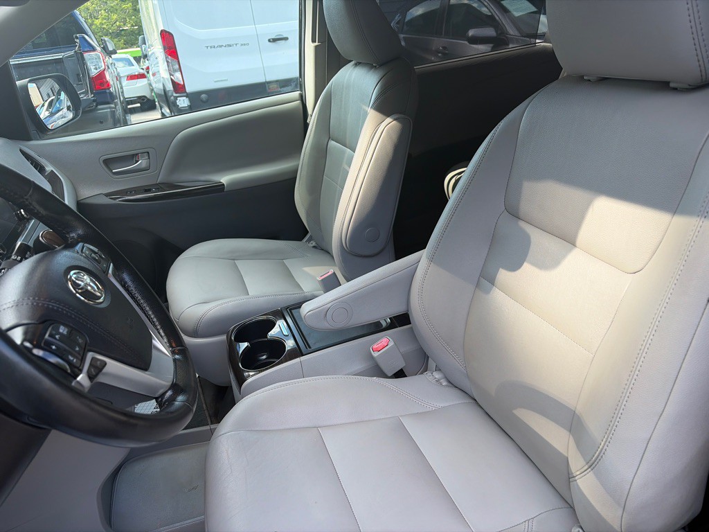 2020 Toyota Sienna Image 7