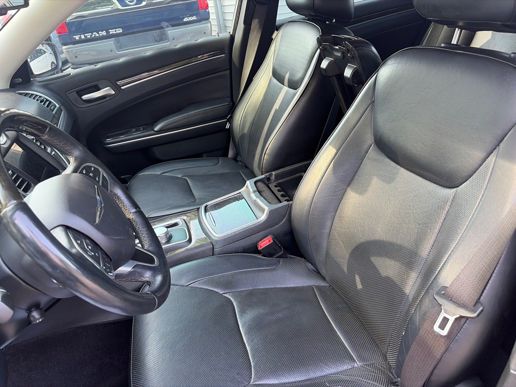 2017 Chrysler 300 Image 7