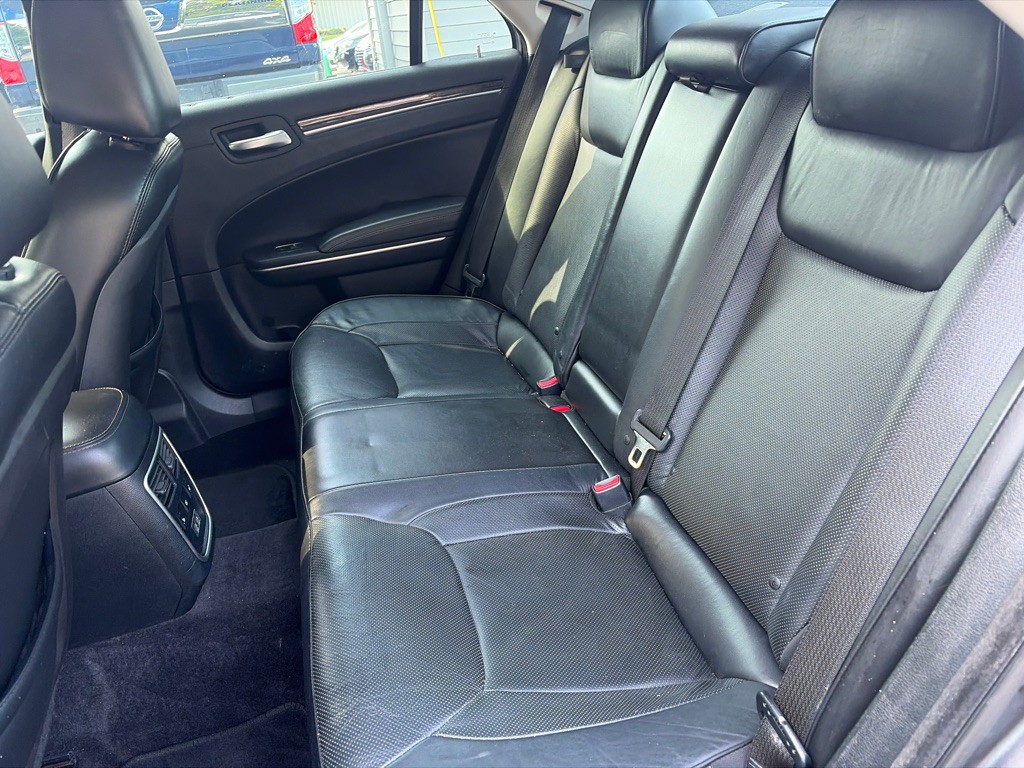 2017 Chrysler 300 Image 8