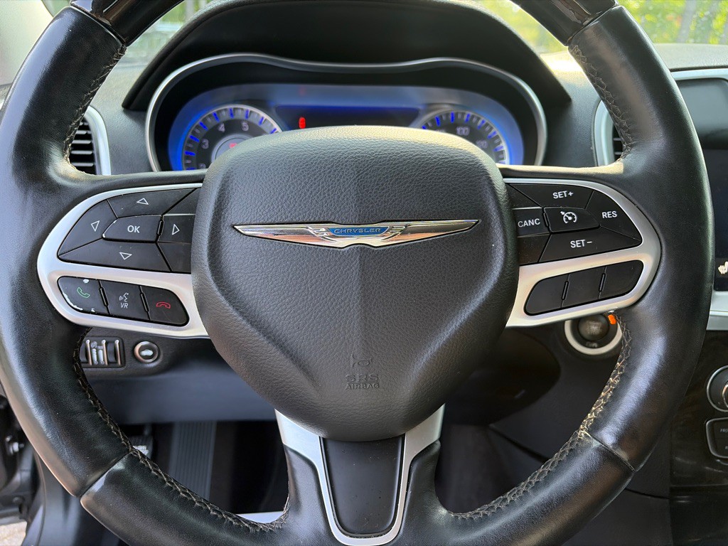2017 Chrysler 300 Image 11