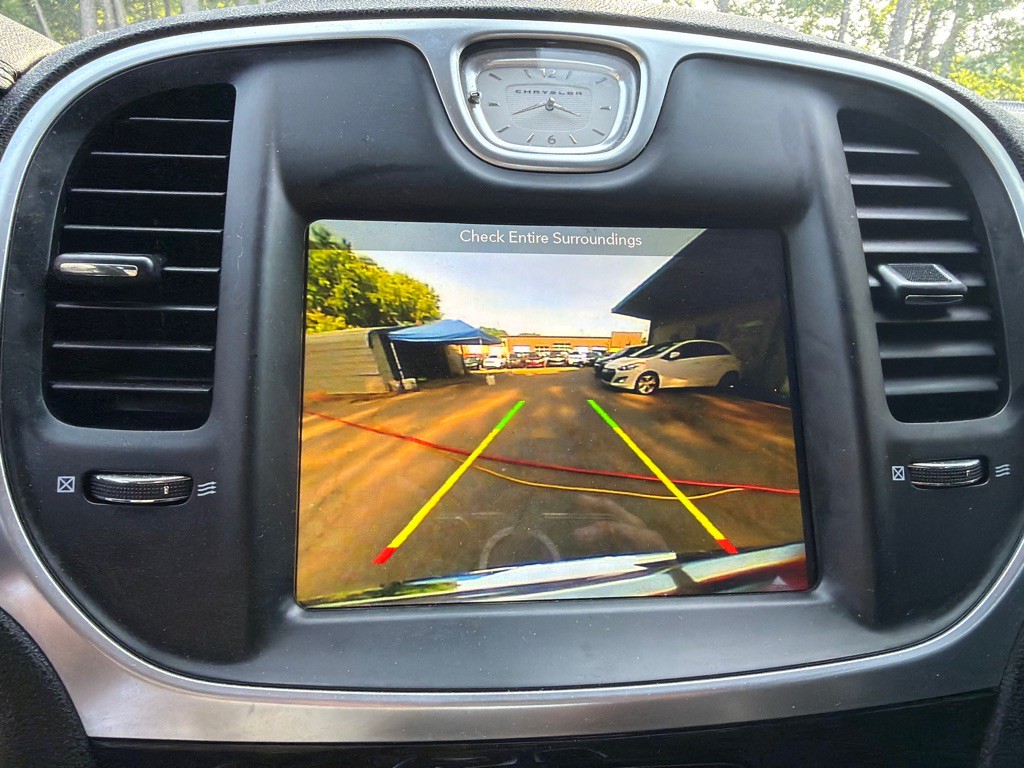 2017 Chrysler 300 Image 15