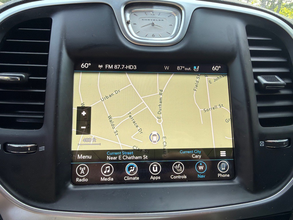 2017 Chrysler 300 Image 16
