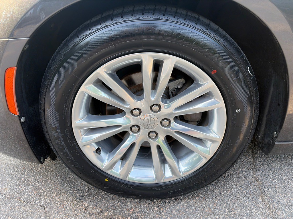 2017 Chrysler 300 Image 25