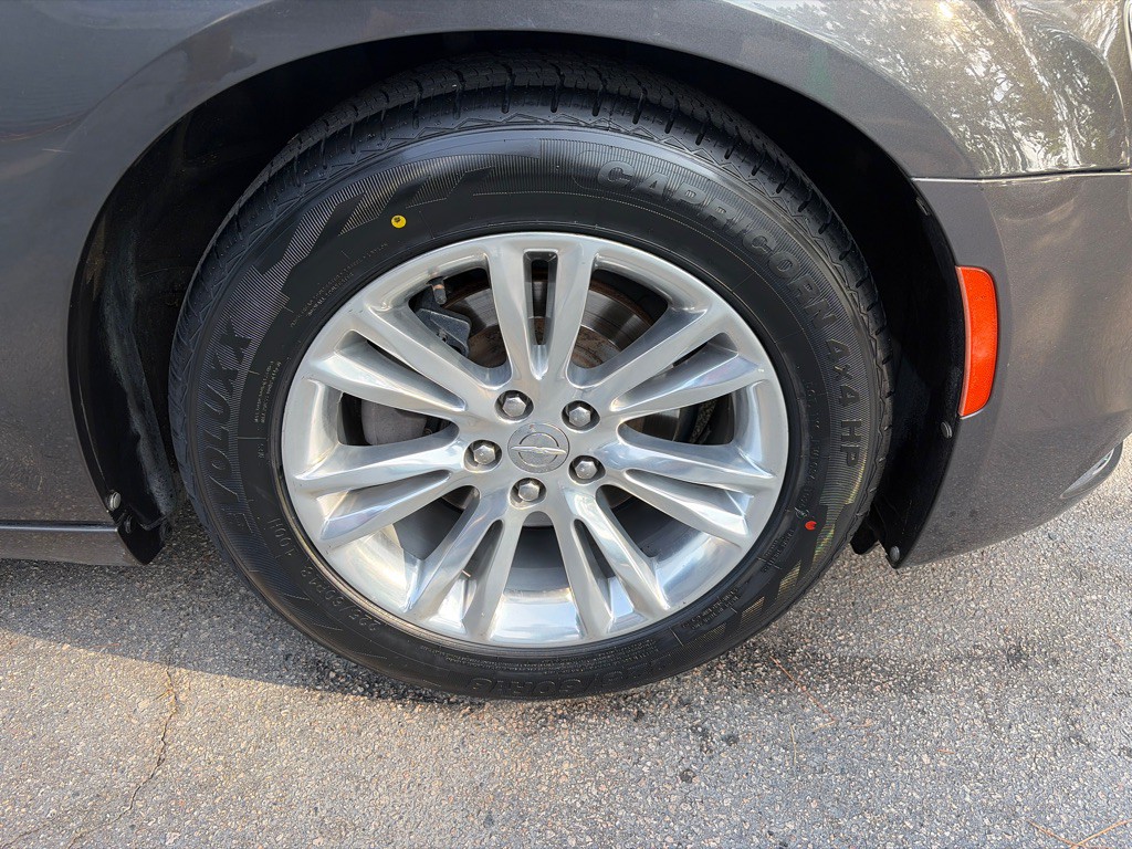 2017 Chrysler 300 Image 28