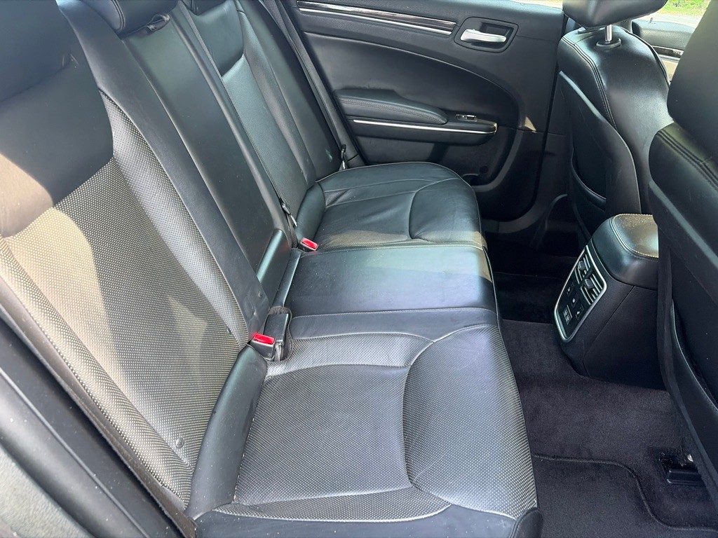 2017 Chrysler 300 Image 32