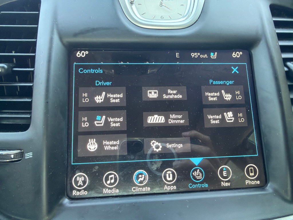 2017 Chrysler 300 Image 34