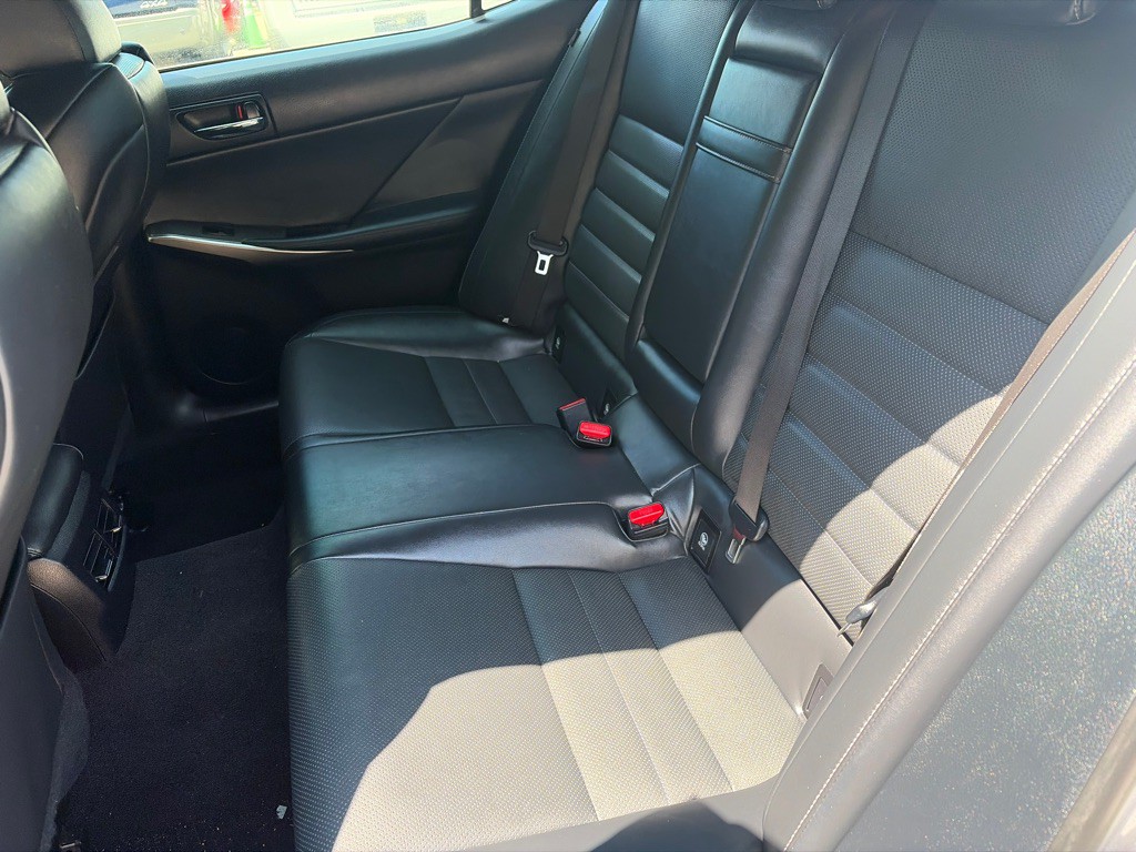 2015 Lexus IS Image 8