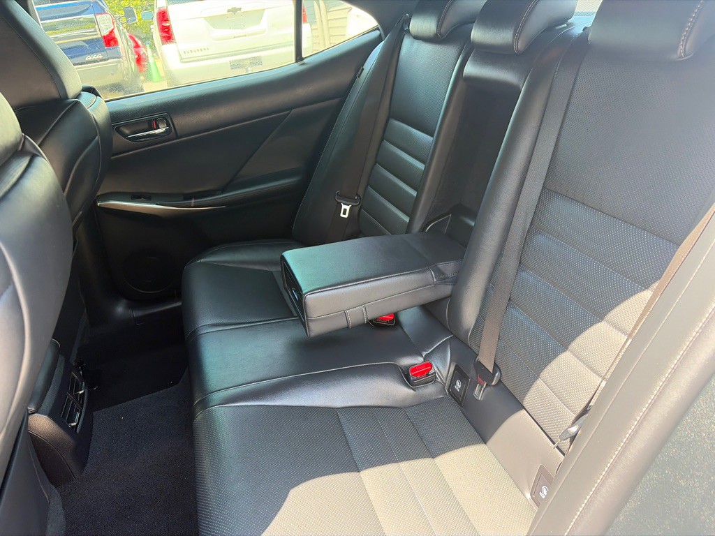 2015 Lexus IS Image 9
