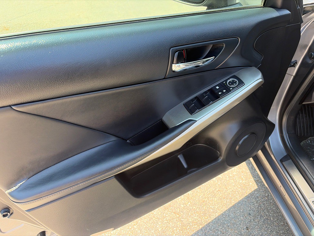 2015 Lexus IS Image 10