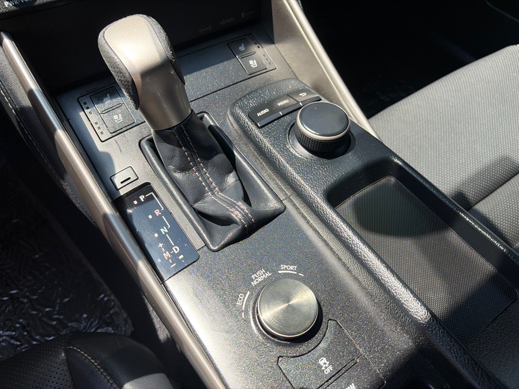 2015 Lexus IS Image 18