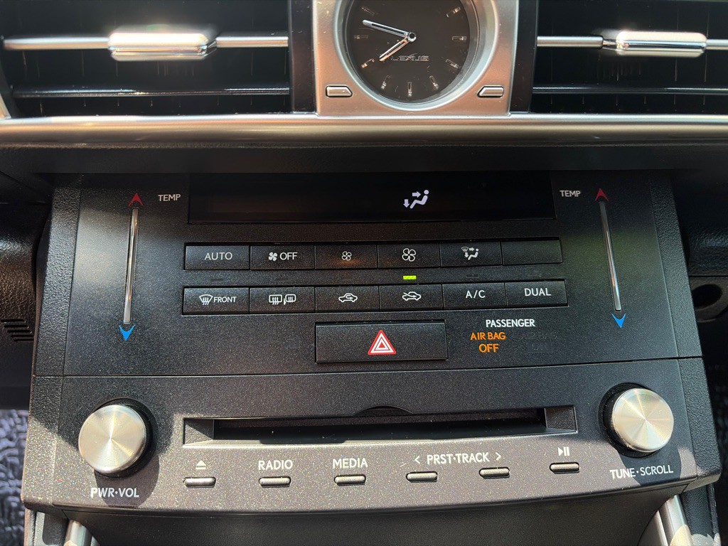 2015 Lexus IS Image 19