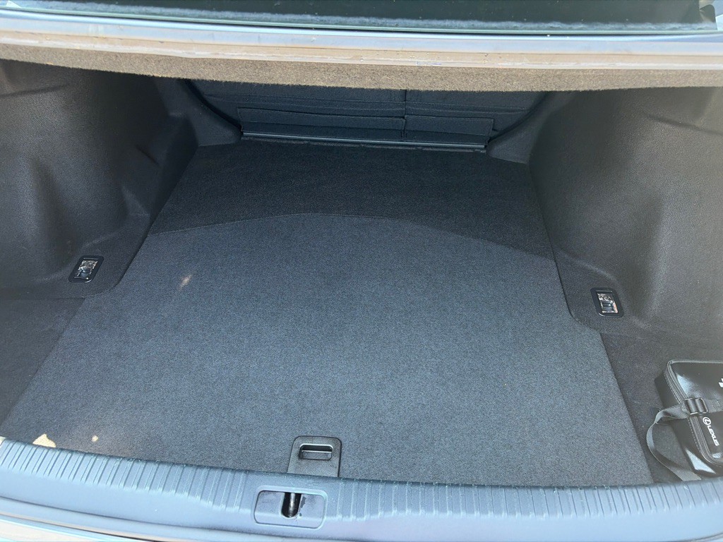 2015 Lexus IS Image 24