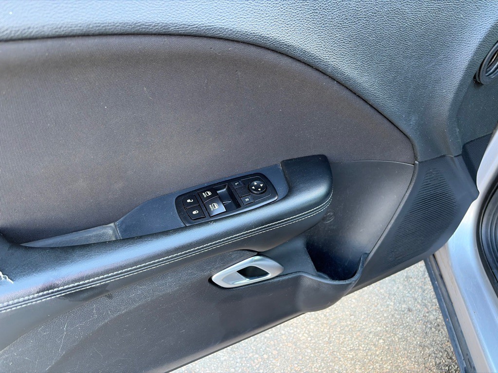 2015 Dodge Challenger Image 9