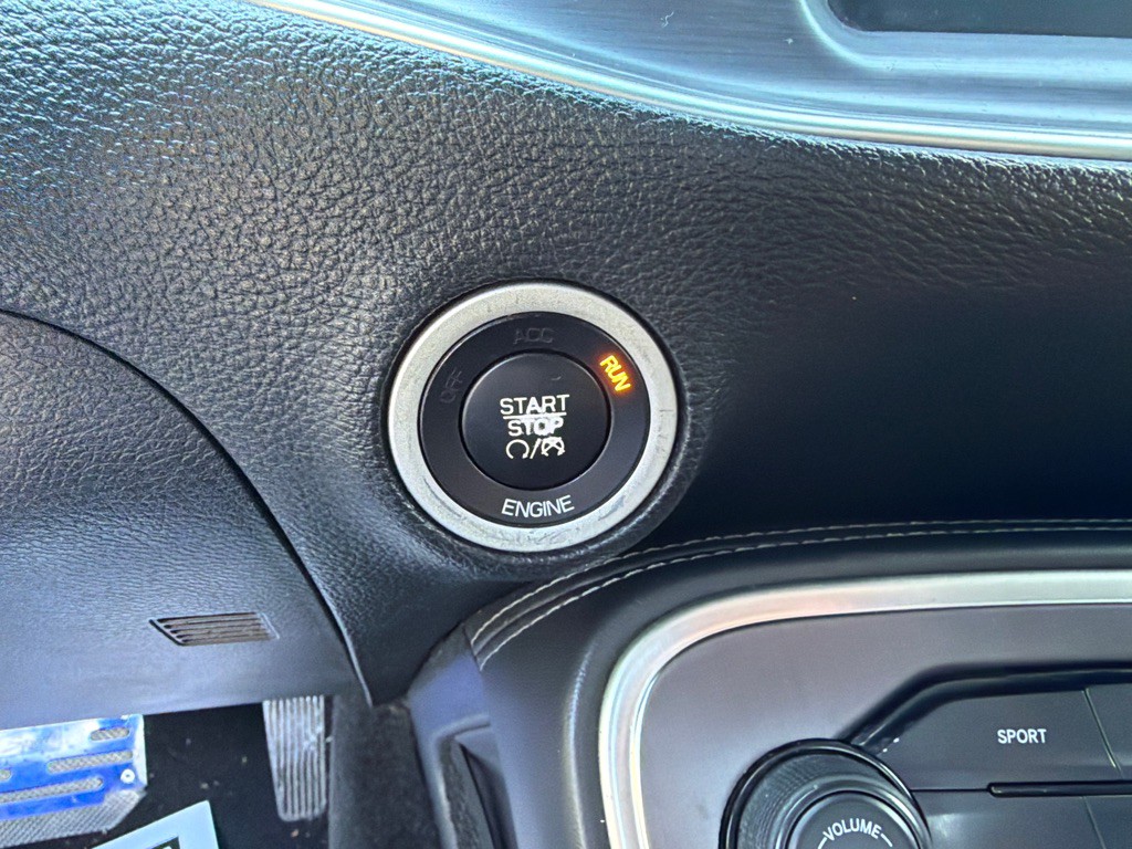 2015 Dodge Challenger Image 16
