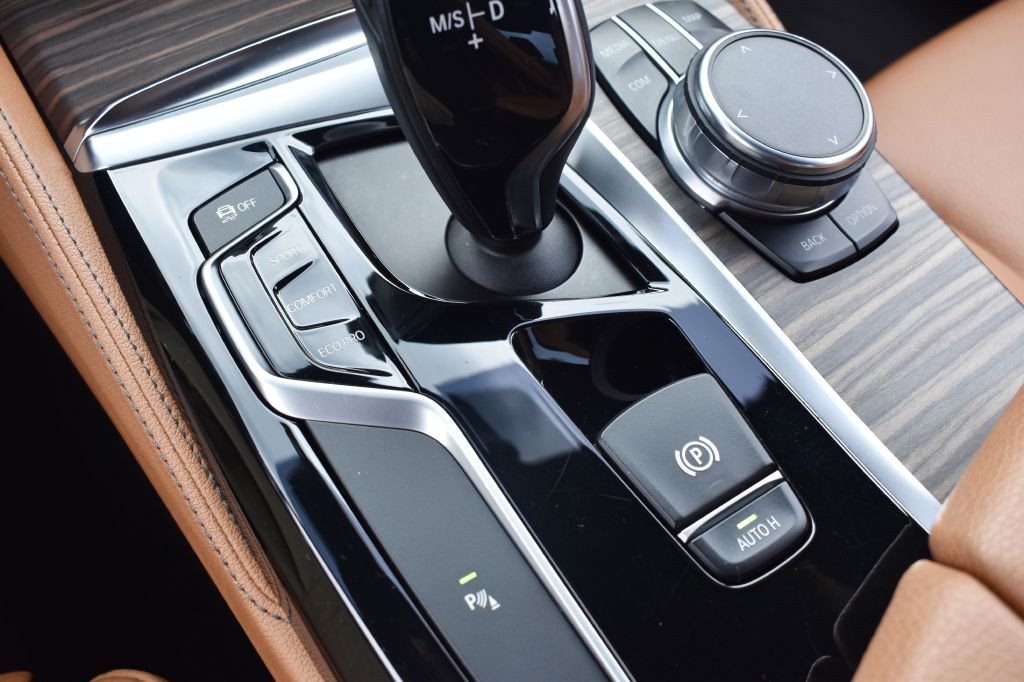 2018 BMW 5 Series Image 32
