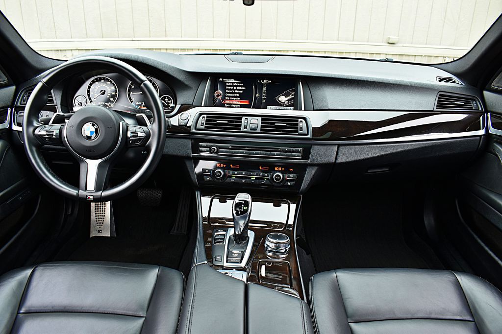 2016 BMW 5 Series Image 24