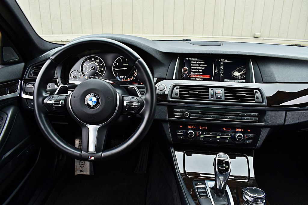 2016 BMW 5 Series Image 25