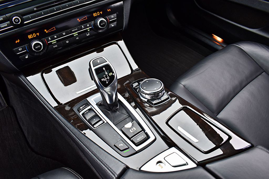 2016 BMW 5 Series Image 33