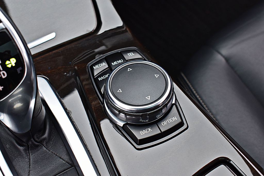 2016 BMW 5 Series Image 35