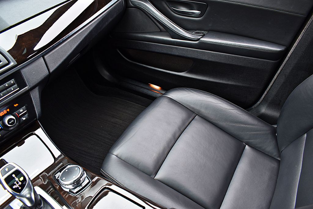 2016 BMW 5 Series Image 36