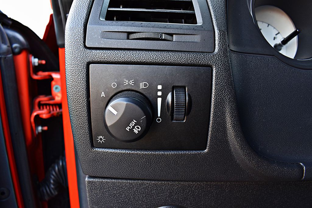 2008 Dodge Challenger Image 34