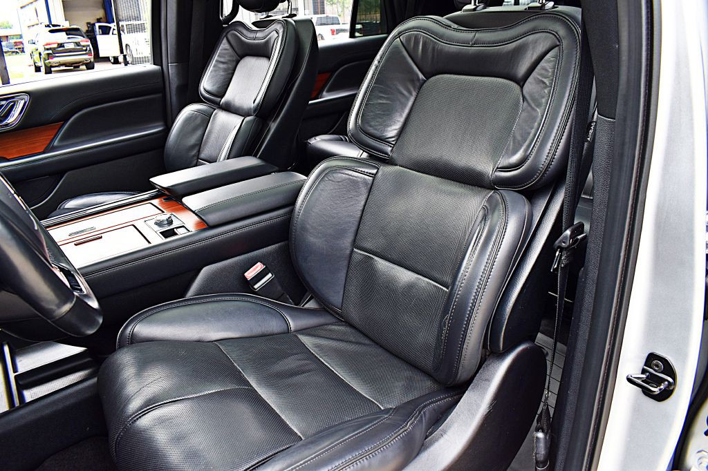 2019 Lincoln Navigator Image 16