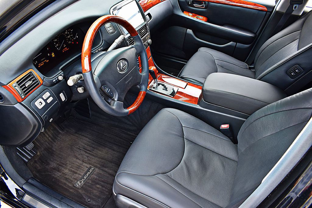 2005 Lexus LS Image 16