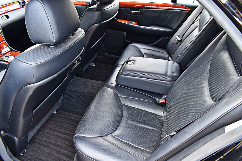2005 Lexus LS Image 18