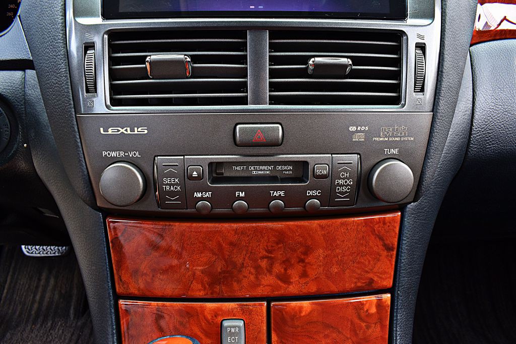 2005 Lexus LS Image 31