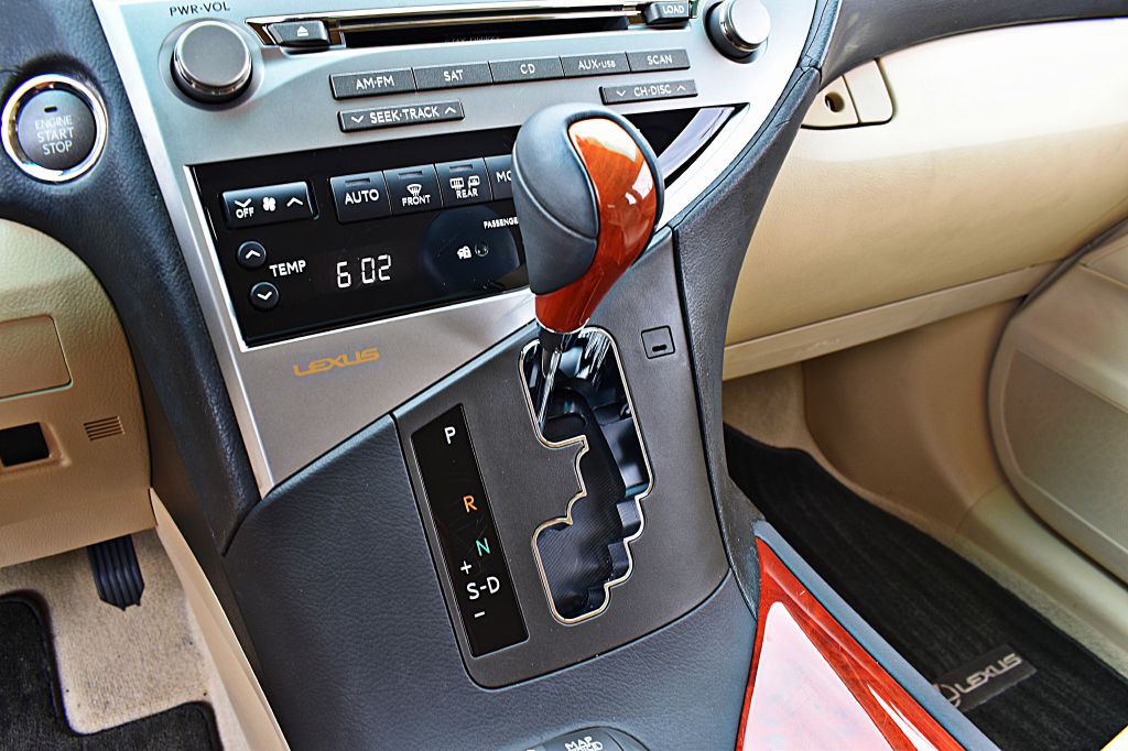 2010 Lexus RX Image 32