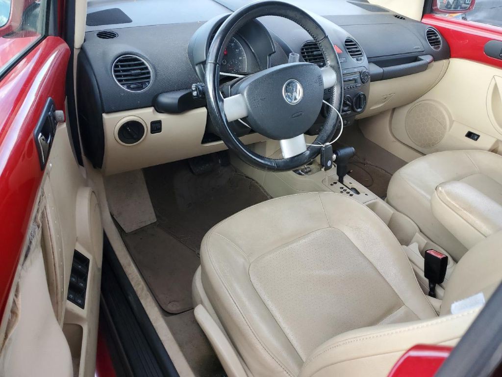 2010 Volkswagen Beetle Image 9