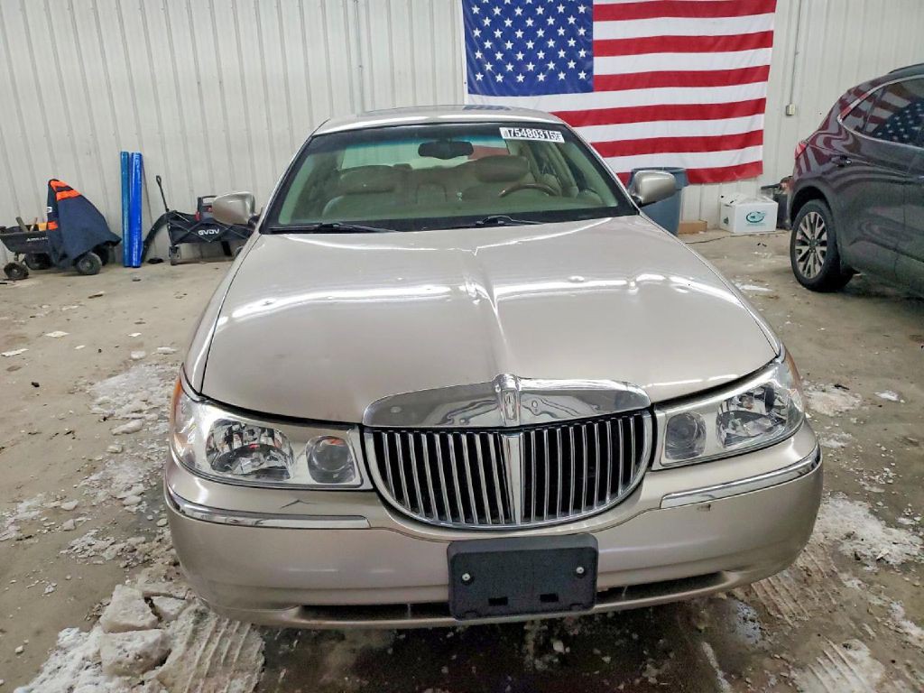 2002 Lincoln Town Car Image 2