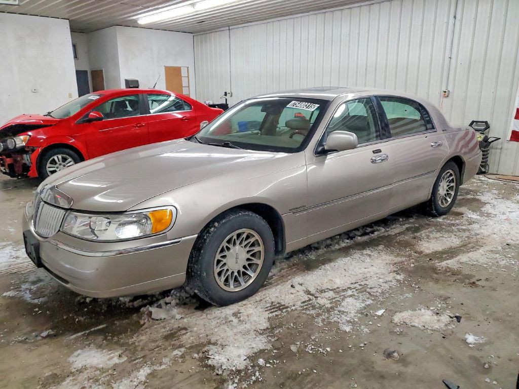 2002 Lincoln Town Car Image 3