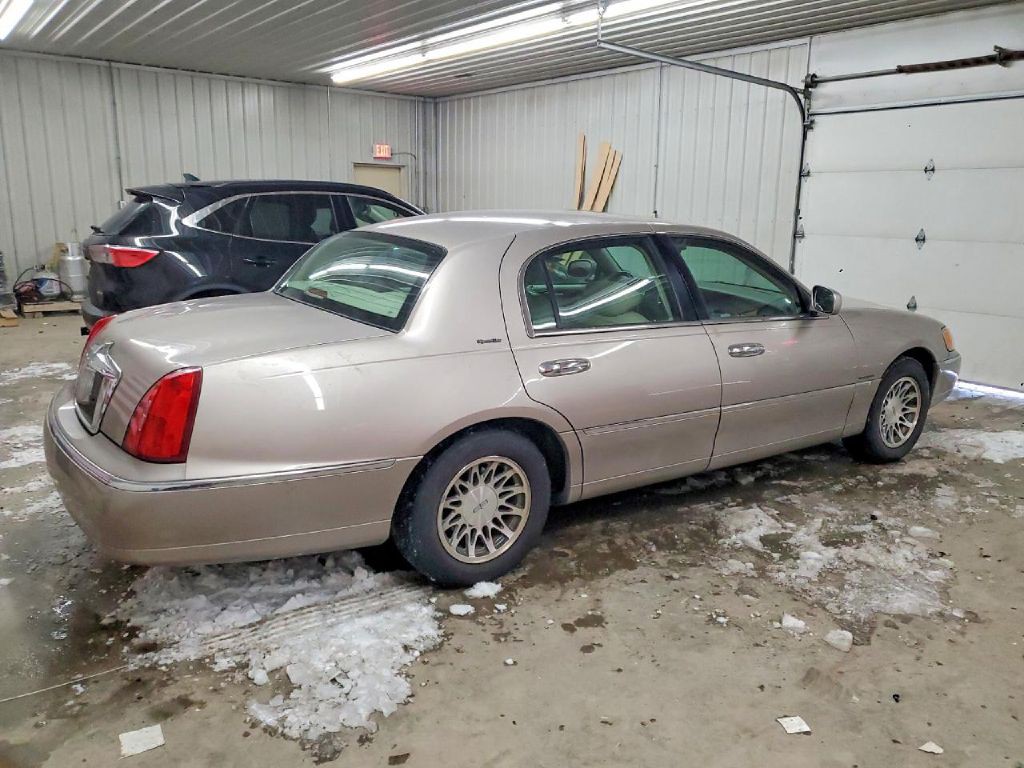 2002 Lincoln Town Car Image 6