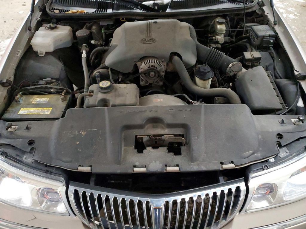 2002 Lincoln Town Car Image 10
